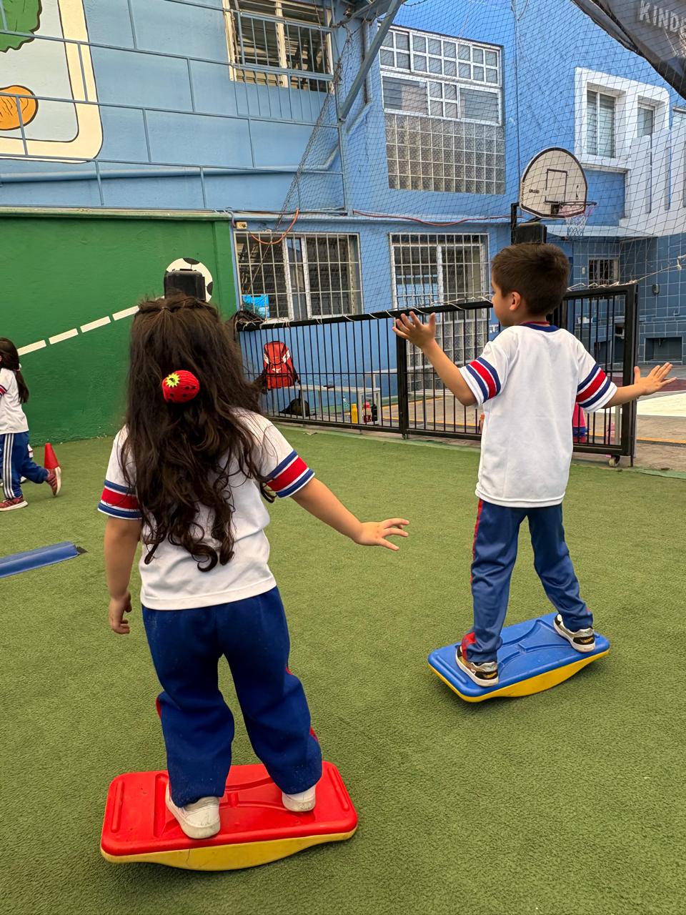 Alumnos en activación física con tablas de equilibrio