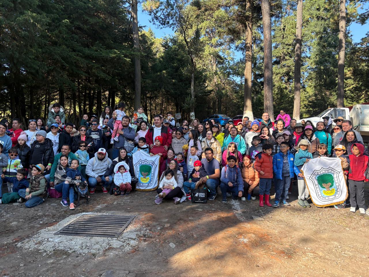 Alumnos y familias en convivio en el bosque
