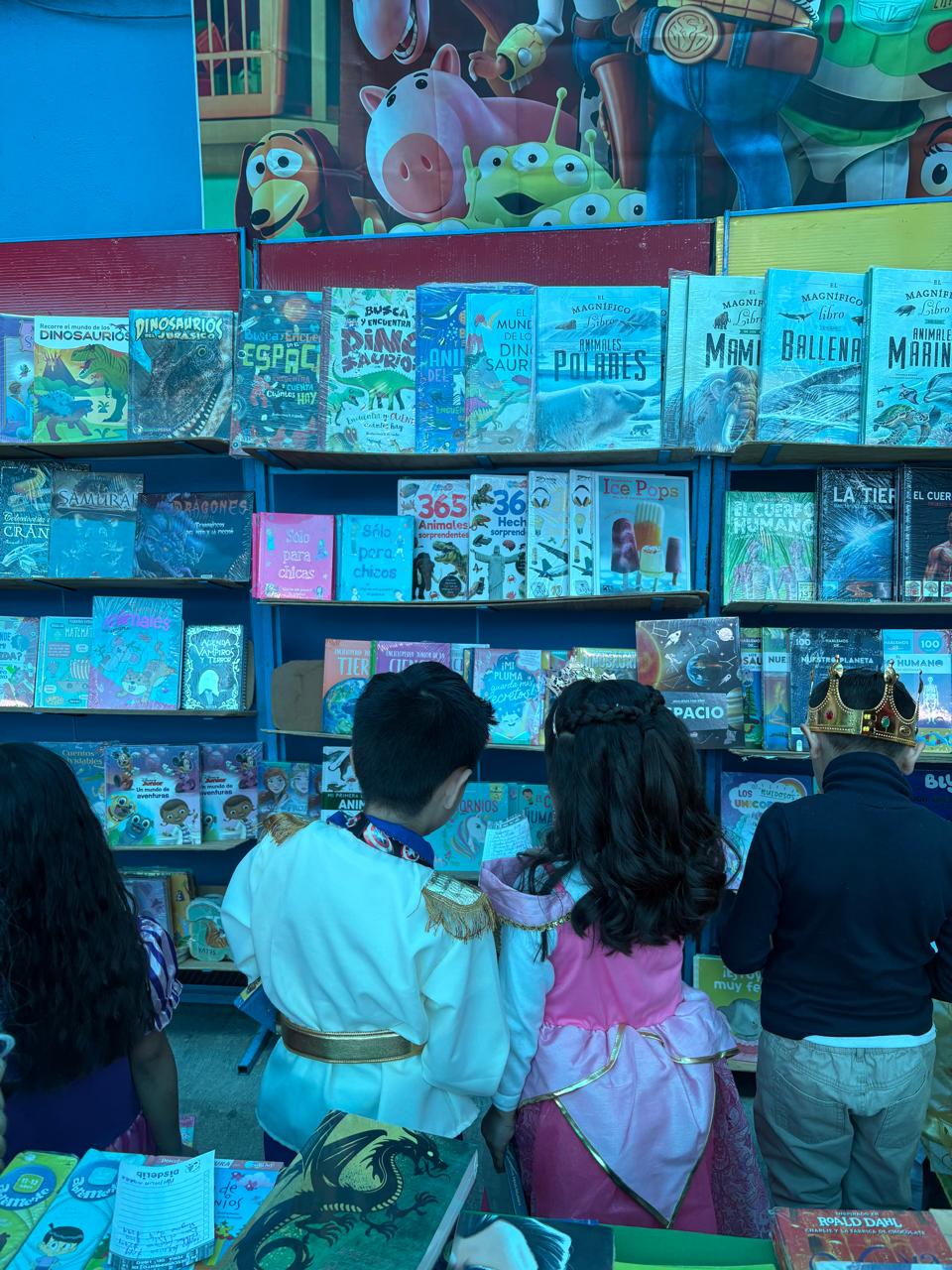 Feria del libro con alumnos disfrazados