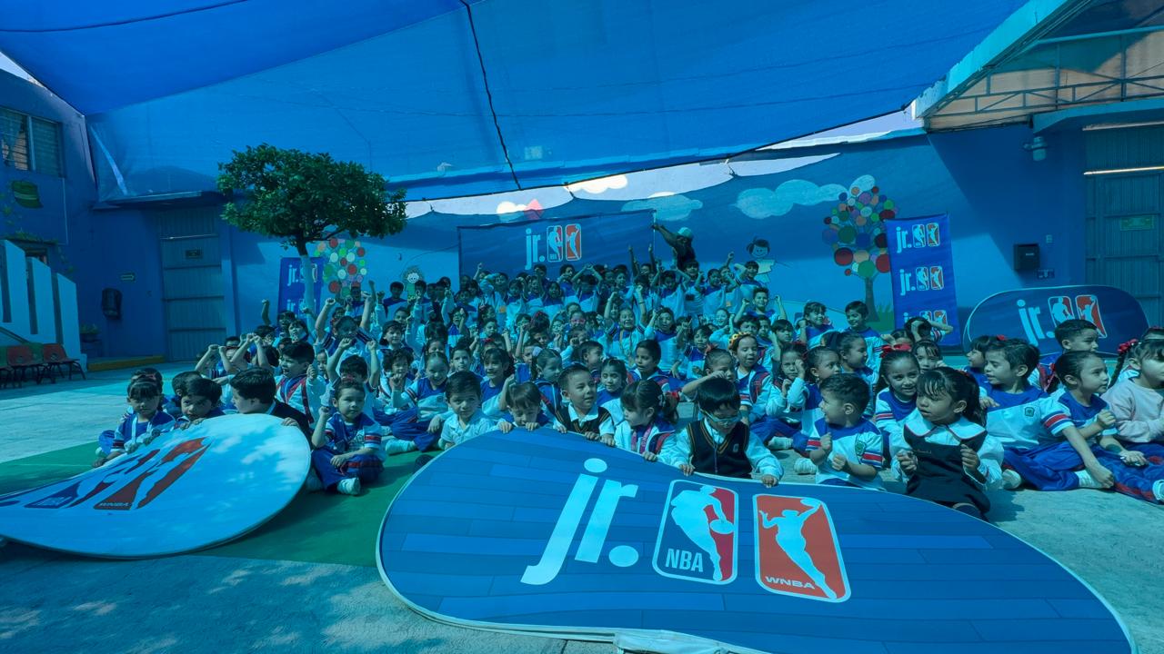 Alumnos en la clínica deportiva Jr. NBA y WNBA del Instituto Guillermo Marconi