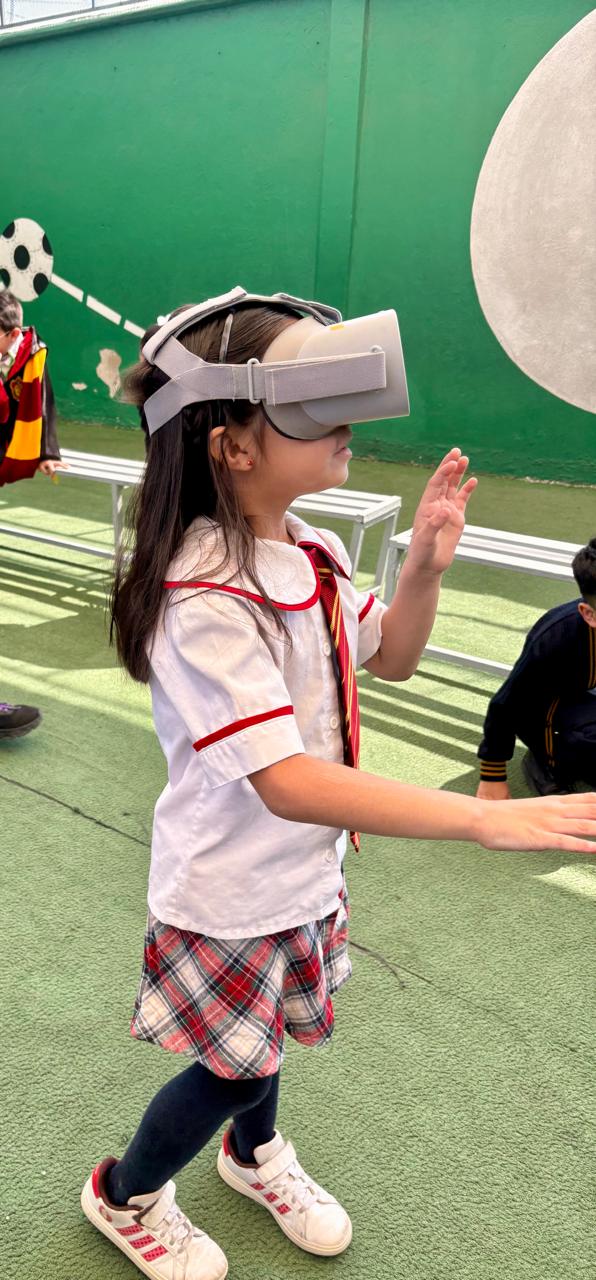 Alumna usando lentes de realidad virtual
