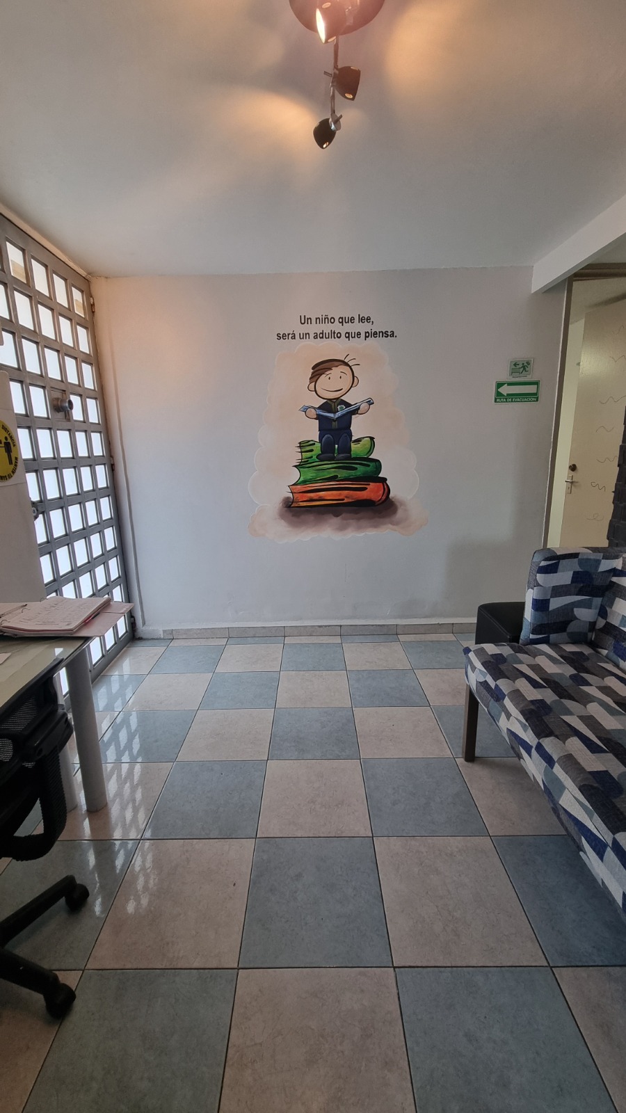 Mural de fomento a la lectura del Instituto Guillermo Marconi