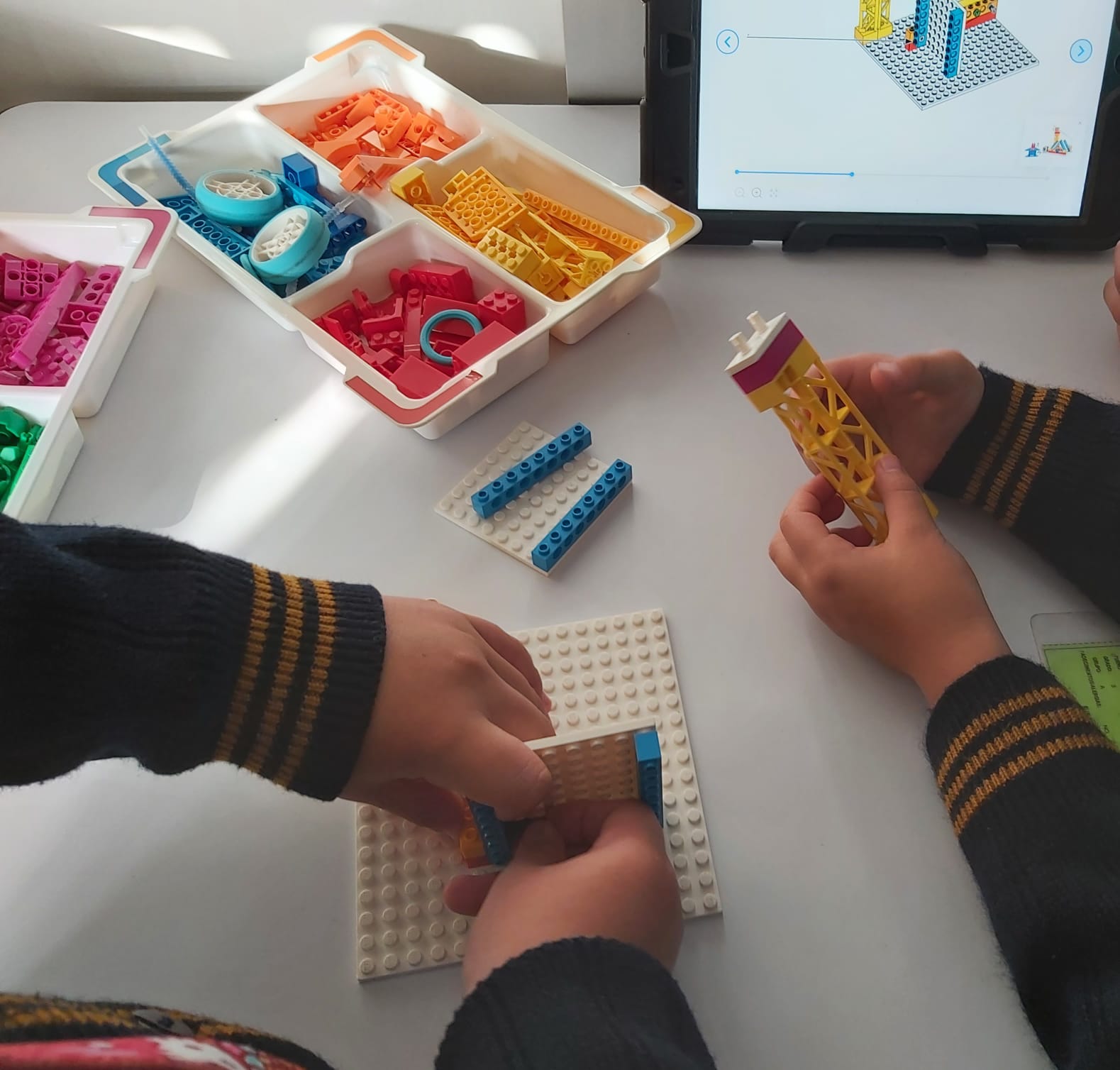 Alumnos construyendo un proyecto de robótica con Lego Education Spike