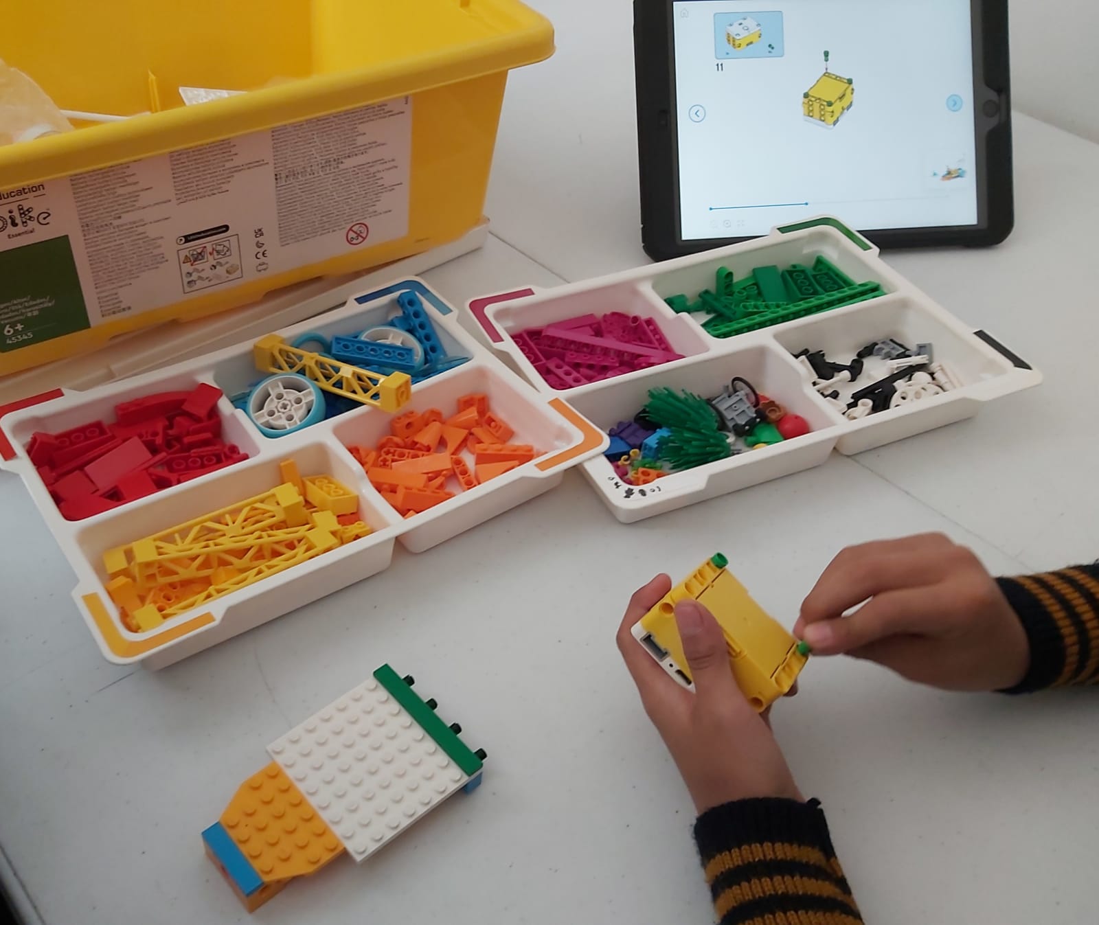 Alumnos construyendo con Lego Education Spike
