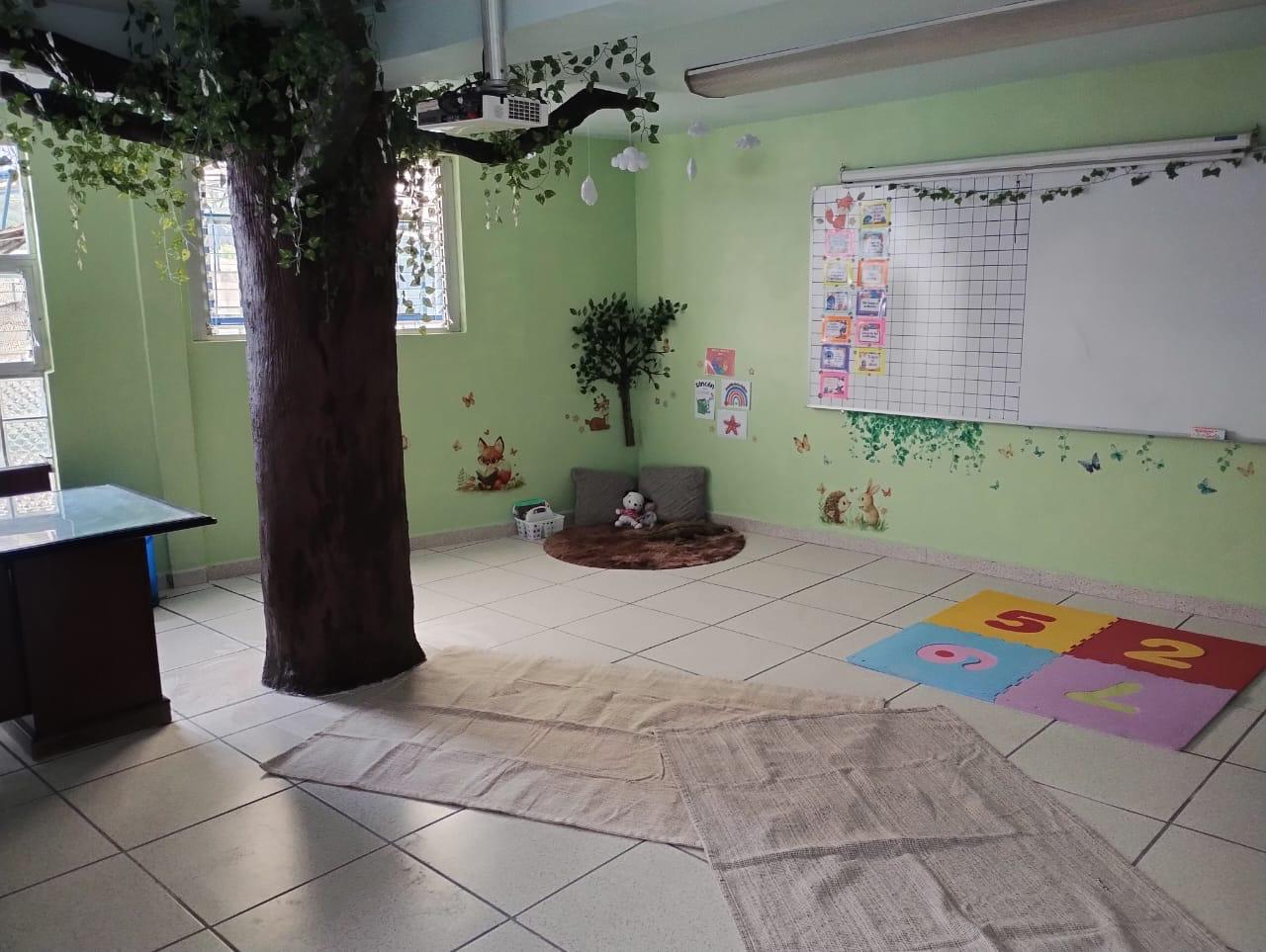 Salón del árbol de preescolar del Instituto Guillermo Marconi