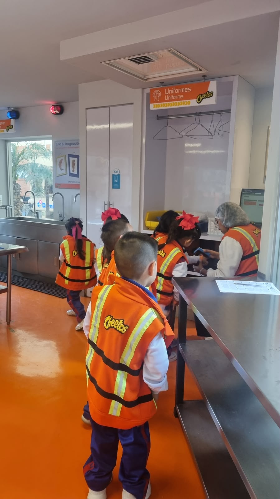 Alumnos en recorrido educativo por fábrica