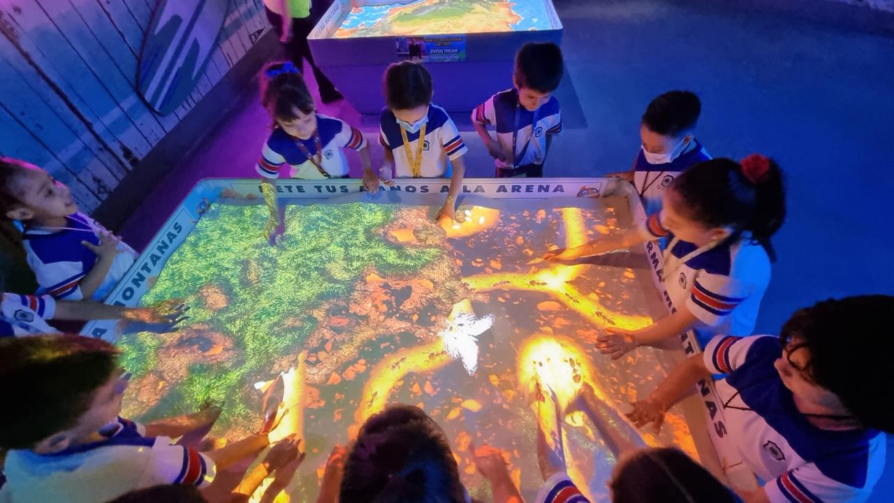 Alumnos en exhibición interactiva de arena aumentada