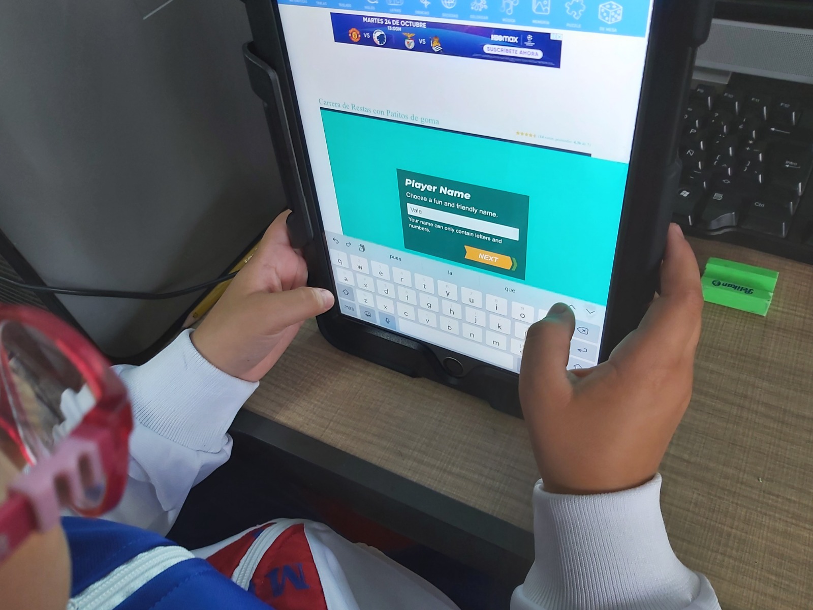 Alumno resolviendo un juego matemático en tablet